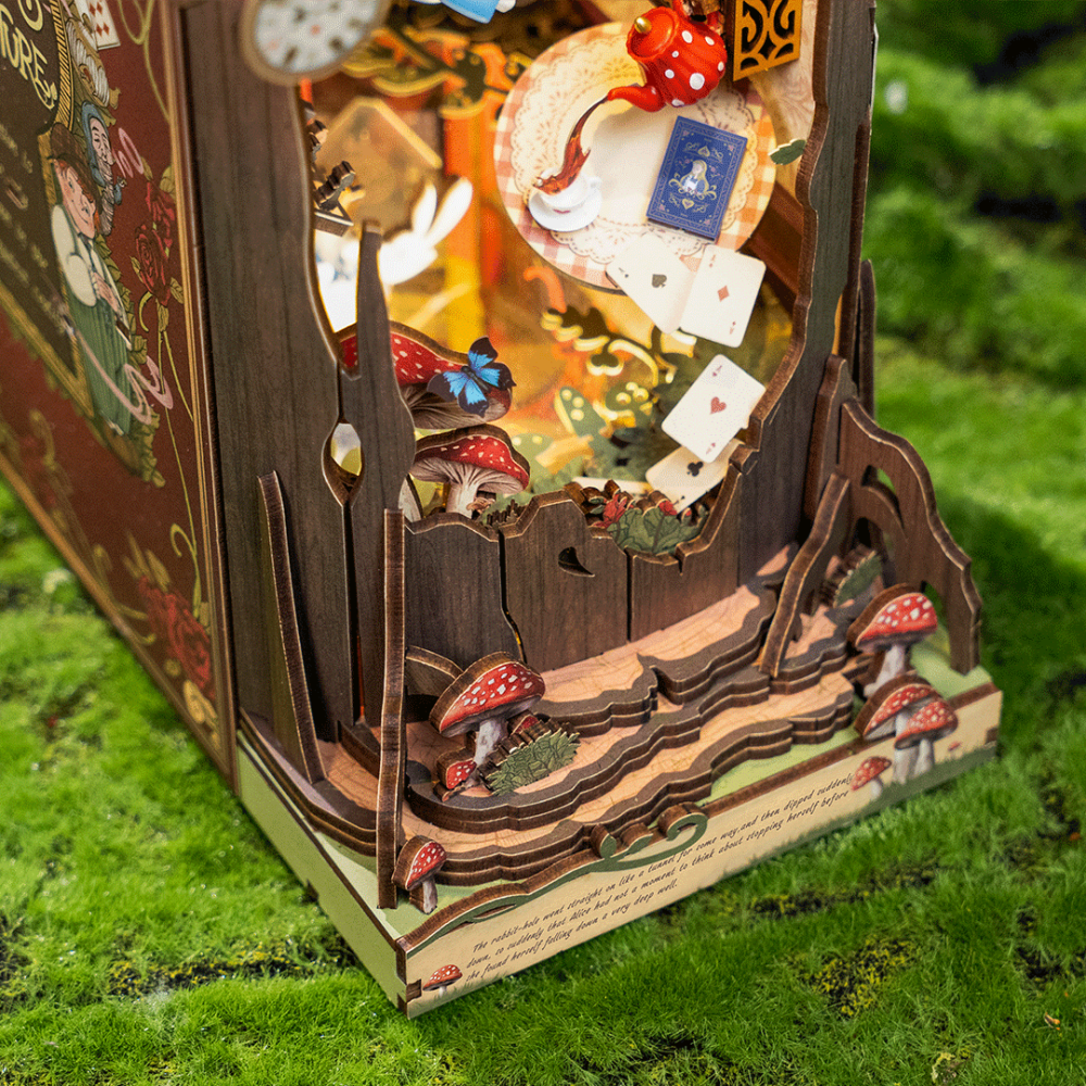 Fall into Wonder – Alice i eventyrland - Book nook